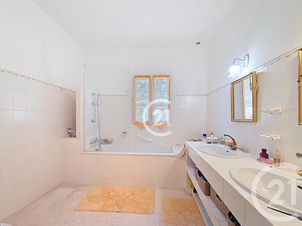 Maison à vendre  9 pièces - 225,80 m2 ST MARTIN DE CRAU - 13