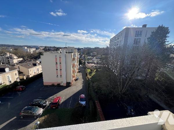 Type 4 situé au 4éme et dernier étage avec terrasse de 40 m²