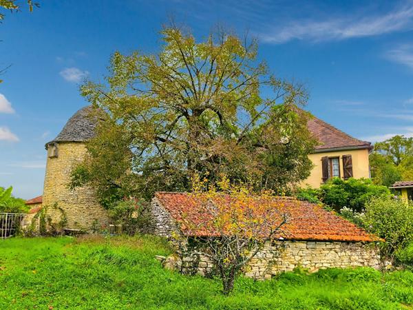Maison en pierre 221m², 4 chambres, piscine, proche Catus, terrain 6ha.