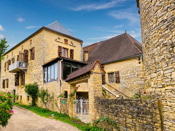 Maison en pierre 221m², 4 chambres, piscine, proche Catus, terrain 6ha.