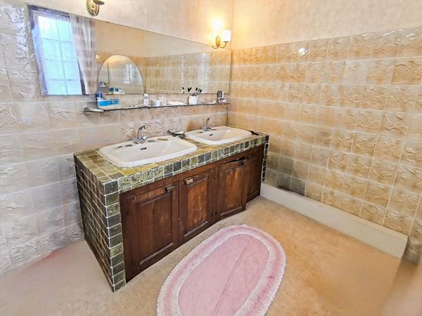 Maison en pierre 221m², 4 chambres, piscine, proche Catus, terrain 6ha.