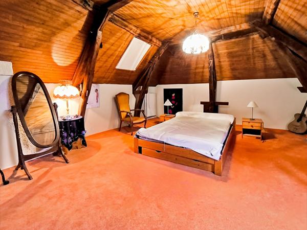 Maison en pierre 221m², 4 chambres, piscine, proche Catus, terrain 6ha.