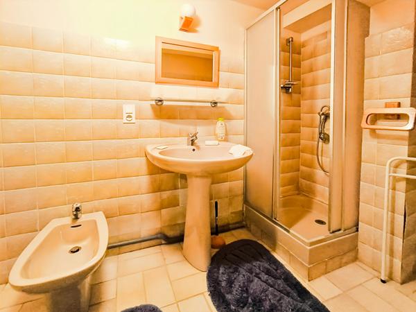 Maison en pierre 221m², 4 chambres, piscine, proche Catus, terrain 6ha.