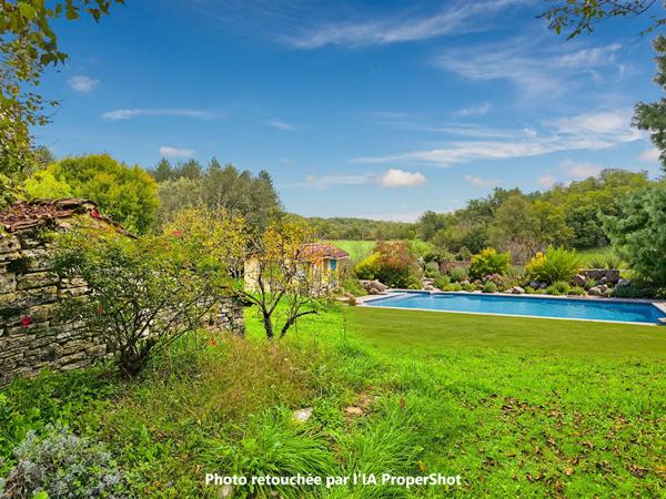 Maison en pierre 221m², 4 chambres, piscine, proche Catus, terrain 6ha.