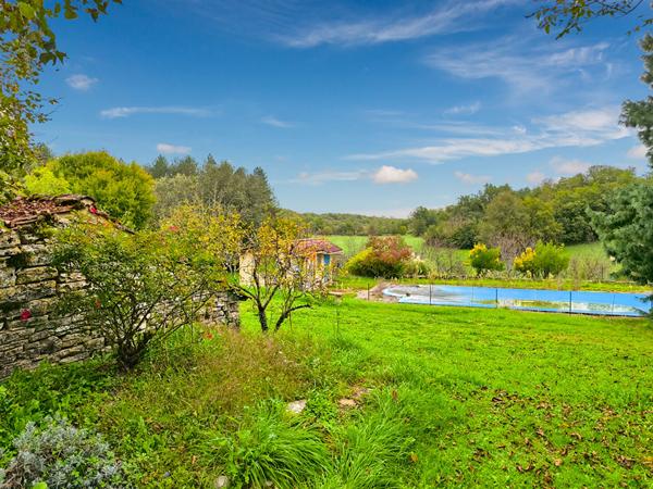 Maison en pierre 221m², 4 chambres, piscine, proche Catus, terrain 6ha.