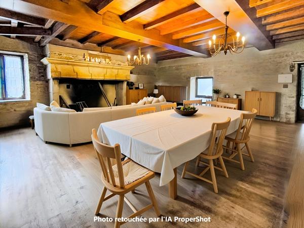 Maison en pierre 221m², 4 chambres, piscine, proche Catus, terrain 6ha.