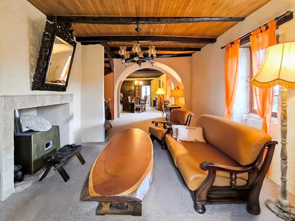 Maison en pierre 221m², 4 chambres, piscine, proche Catus, terrain 6ha.