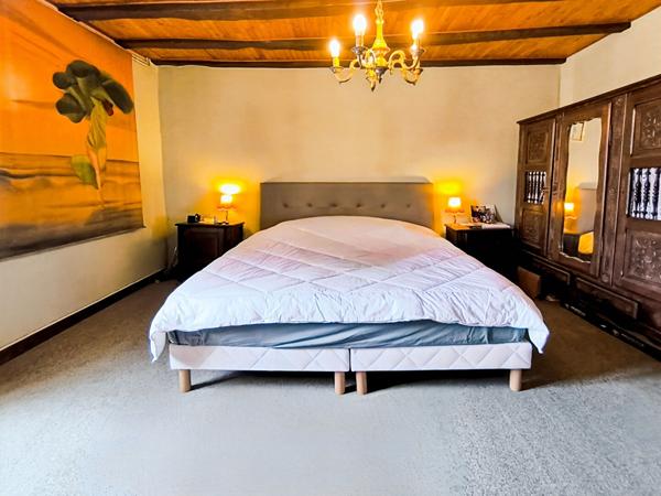 Maison en pierre 221m², 4 chambres, piscine, proche Catus, terrain 6ha.