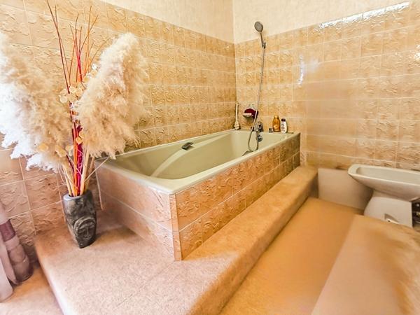 Maison en pierre 221m², 4 chambres, piscine, proche Catus, terrain 6ha.