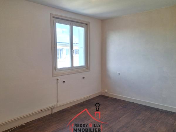 Maison de ville, 2 ch + bureau, jardin avec dépendance