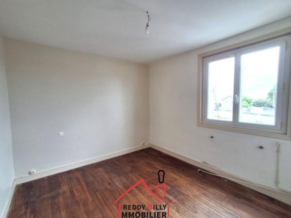Maison de ville, 2 ch + bureau, jardin avec dépendance
