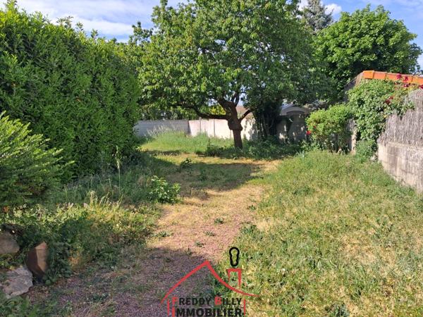 Maison de ville, 2 ch + bureau, jardin avec dépendance