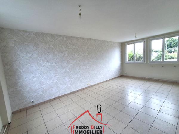 Maison de ville, 2 ch + bureau, jardin avec dépendance