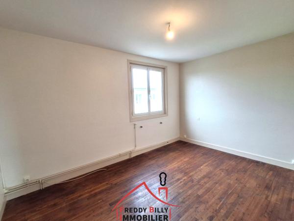 Maison de ville, 2 ch + bureau, jardin avec dépendance