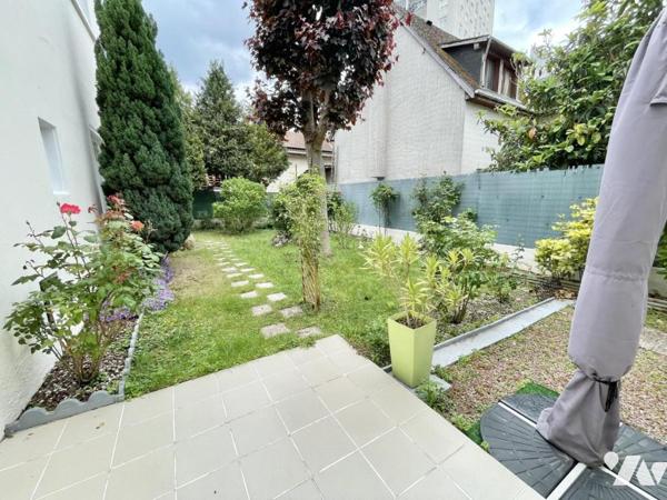 Maison 5 pièces avec garage et jardin.