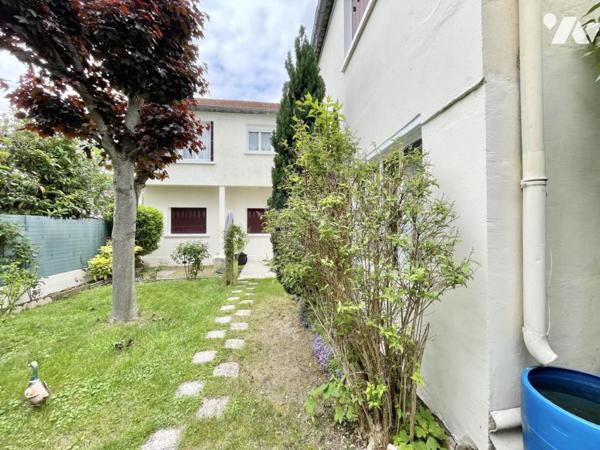 Maison 5 pièces avec garage et jardin.