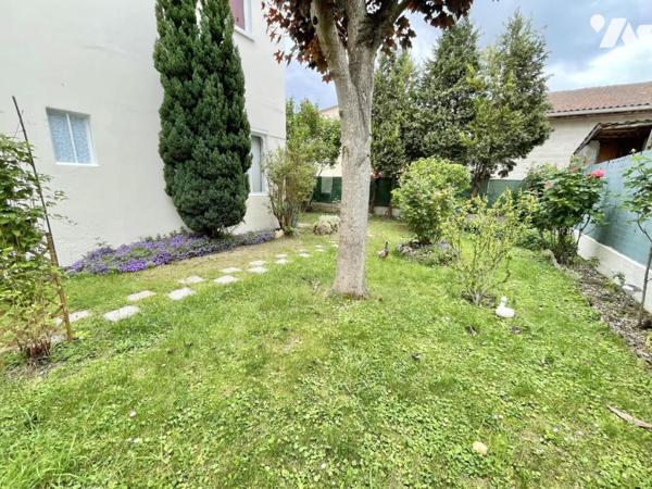 Maison 5 pièces avec garage et jardin.