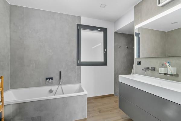 Villa d’Architecte avec Piscine à Débordement et Vue Panoramique – Grésy-sur-Aix