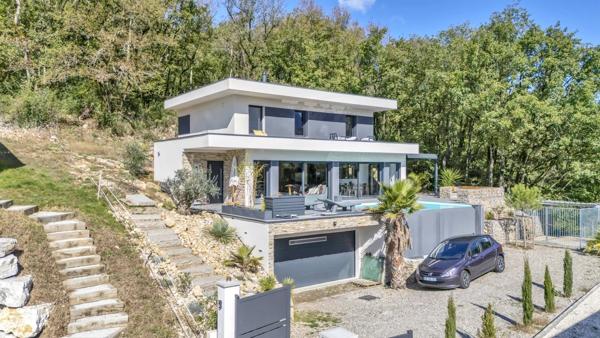 Villa d’Architecte avec Piscine à Débordement et Vue Panoramique – Grésy-sur-Aix