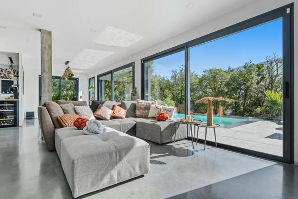 Villa d’Architecte avec Piscine à Débordement et Vue Panoramique – Grésy-sur-Aix