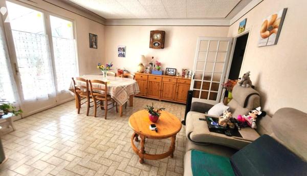 Maison de centre-ville avec toiture récente, travaux de rafraîchissement