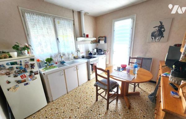 Maison de centre-ville avec toiture récente, travaux de rafraîchissement