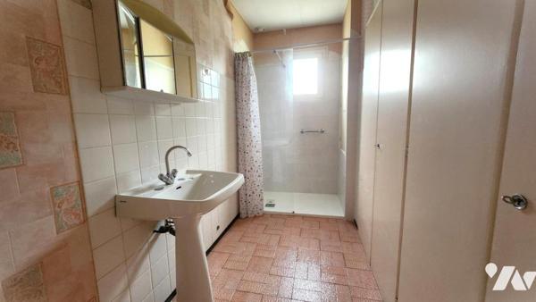 Maison de centre-ville avec toiture récente, travaux de rafraîchissement