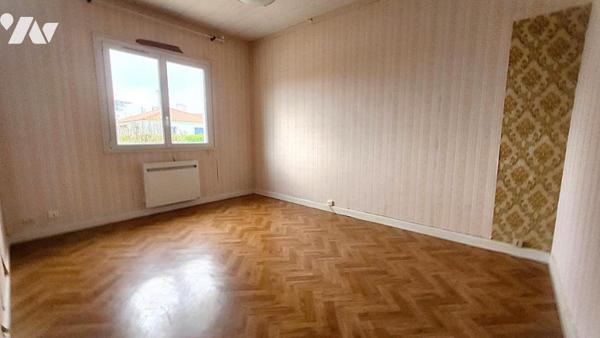 Maison de centre-ville avec toiture récente, travaux de rafraîchissement