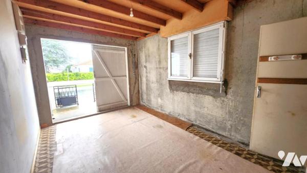 Maison de centre-ville avec toiture récente, travaux de rafraîchissement