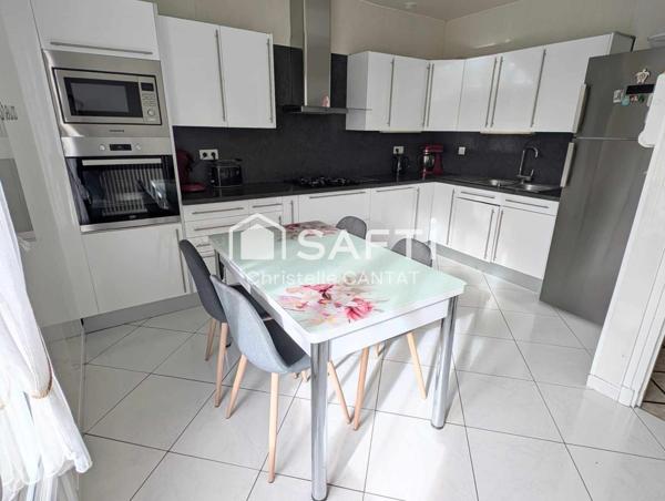 Maison avec 2 logements F5 et F3. Terrain.