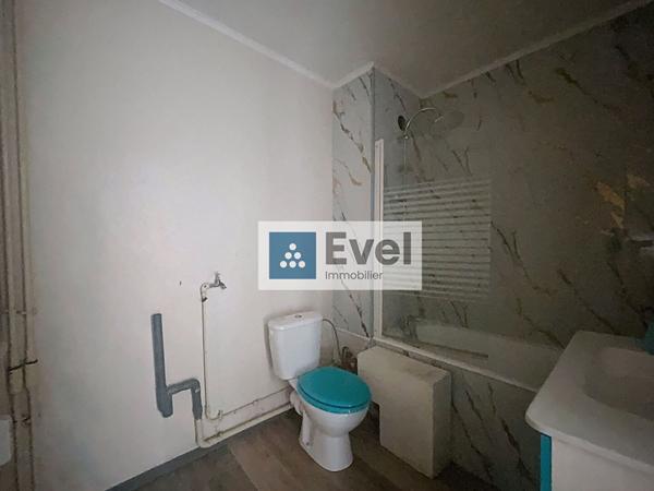 STUDIO CUISINE EQUIPEE PLACE DE PARKING CHAUFFAGE COLLECTIF