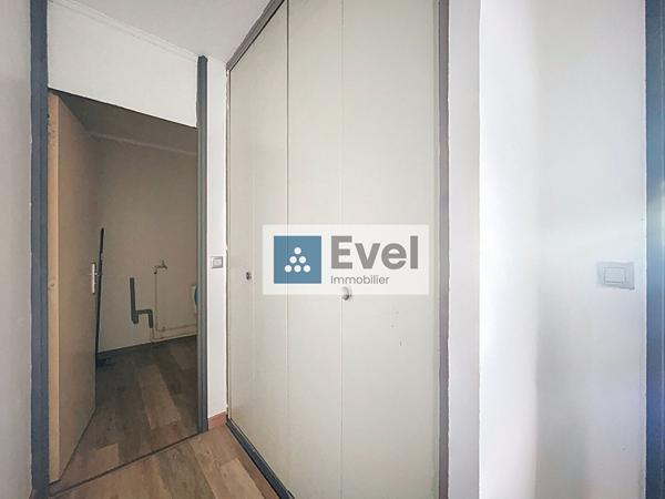 STUDIO CUISINE EQUIPEE PLACE DE PARKING CHAUFFAGE COLLECTIF