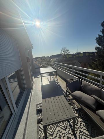 Très bel attique T3 de 68 m2. Grande pièce de vie