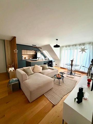 Très bel attique T3 de 68 m2. Grande pièce de vie