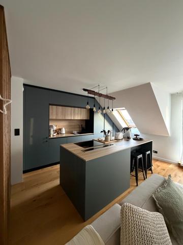 Très bel attique T3 de 68 m2. Grande pièce de vie