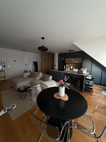 Très bel attique T3 de 68 m2. Grande pièce de vie