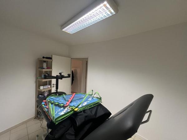 Centre historique Rodez, proche cathédrale, local professionnel situé au 1er étage, 104 m²