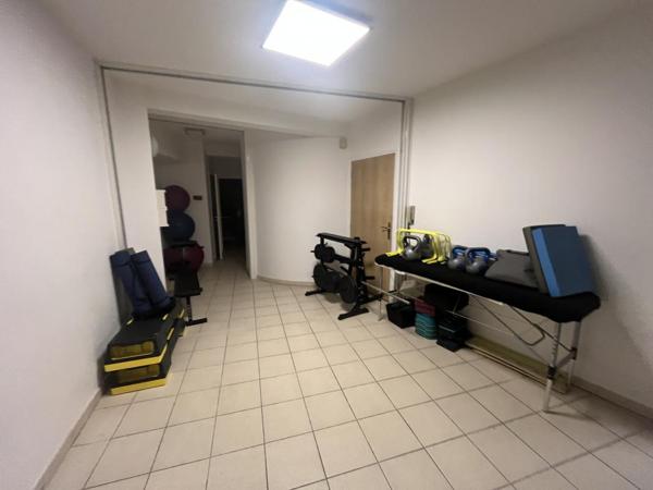 Centre historique Rodez, proche cathédrale, local professionnel situé au 1er étage, 104 m²