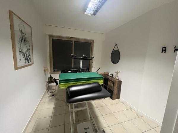 Centre historique Rodez, proche cathédrale, local professionnel situé au 1er étage, 104 m²