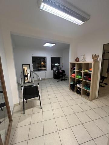 Centre historique Rodez, proche cathédrale, local professionnel situé au 1er étage, 104 m²