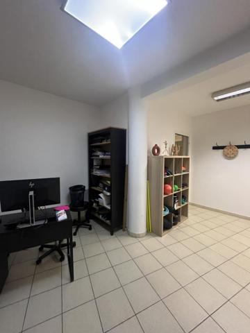 Centre historique Rodez, proche cathédrale, local professionnel situé au 1er étage, 104 m²