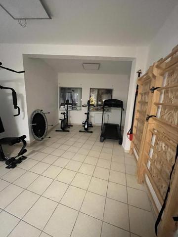 Centre historique Rodez, proche cathédrale, local professionnel situé au 1er étage, 104 m²