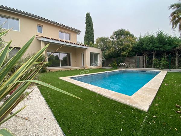 HYERES Ouest , A Vendre, Villa Neuve T7, 142.50 M2, Jardin, Piscine, Garage.