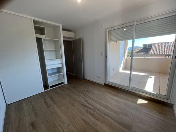 HYERES Ouest , A Vendre, Villa Neuve T7, 142.50 M2, Jardin, Piscine, Garage.