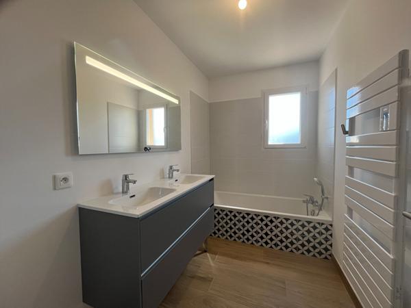 HYERES Ouest , A Vendre, Villa Neuve T7, 142.50 M2, Jardin, Piscine, Garage.