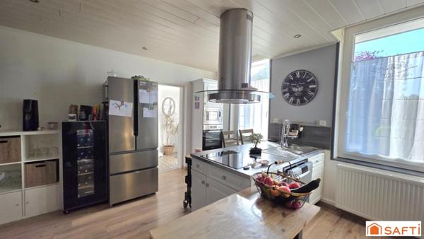 Très belle longère T6 de 163m², habitable de plain pied, sur un parc de 1884m²