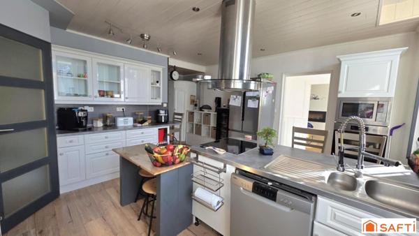 Très belle longère T6 de 163m², habitable de plain pied, sur un parc de 1884m²