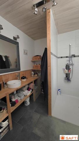 Très belle longère T6 de 163m², habitable de plain pied, sur un parc de 1884m²