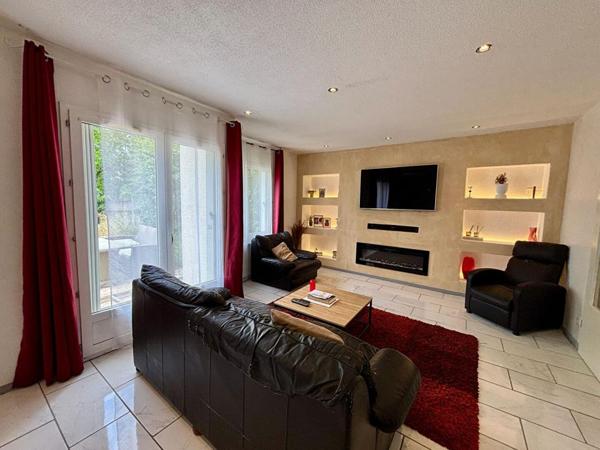Maison mitoyenne des deux côtés ? 101 m² habitables sur terrain de 274 m² - 3 chambres