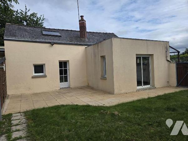 MAYENNE- ST MARTIN, maison d'habitation couverte en ardoises naturelles et édifiée en pierres s...